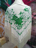 MANTON BORDADO BEIGE CON FLOR VERDE