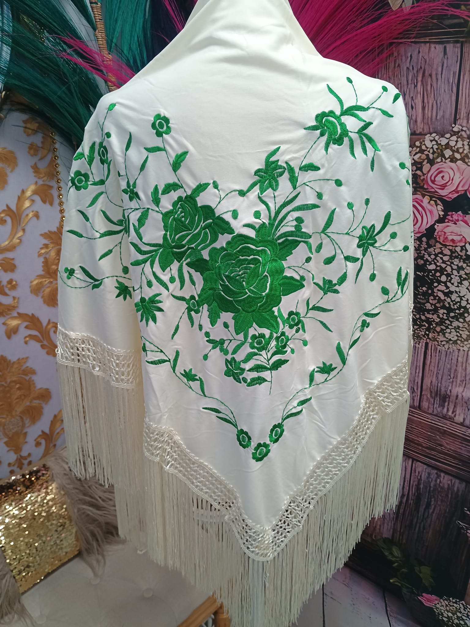 MANTON BORDADO BEIGE CON FLOR VERDE