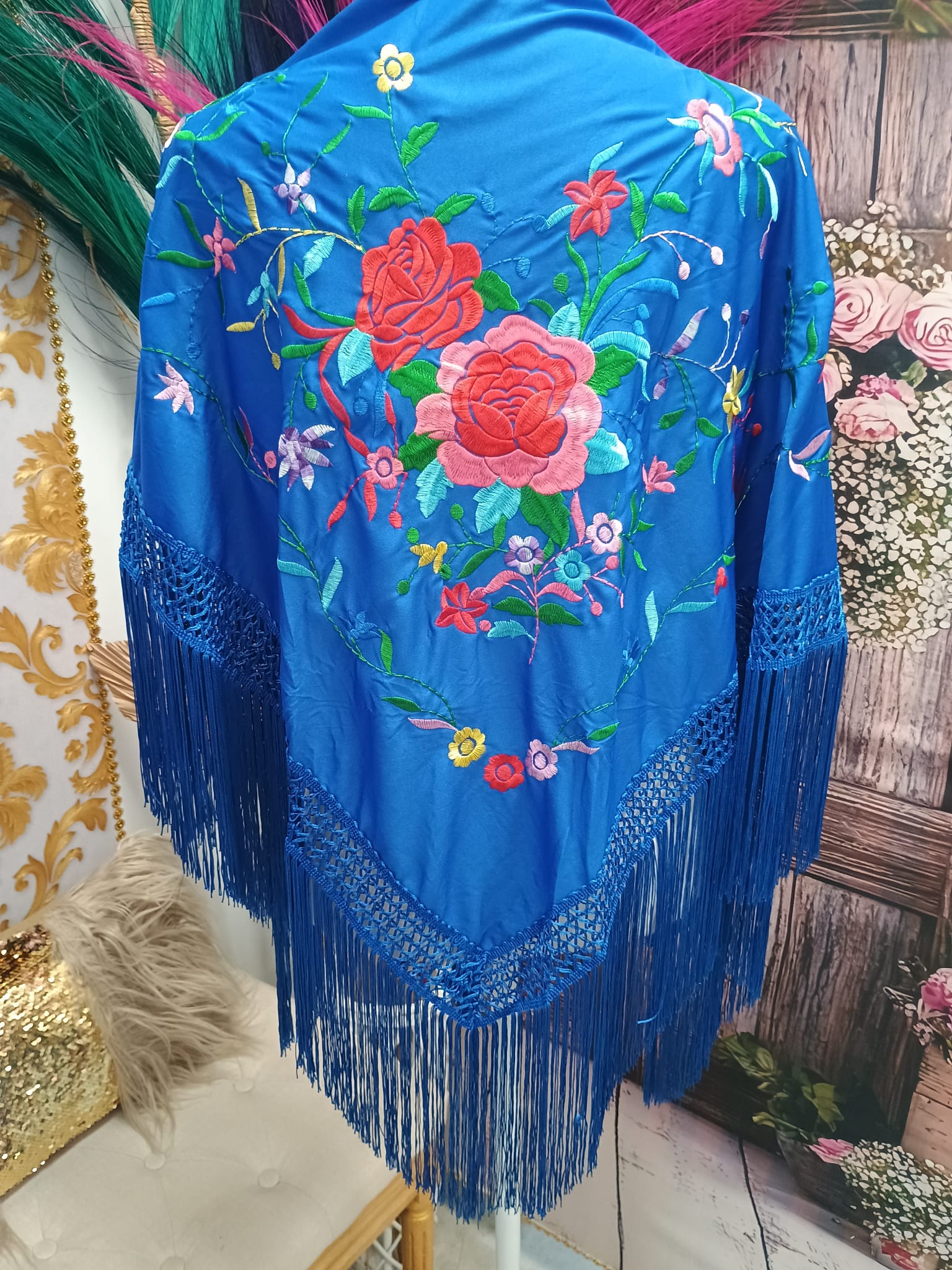 MANTON BORDADO AZUL CON FLORES DE COLORES