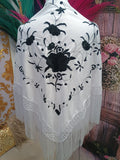 MANTON BORDADO BLANCO CON FLOR NEGRA