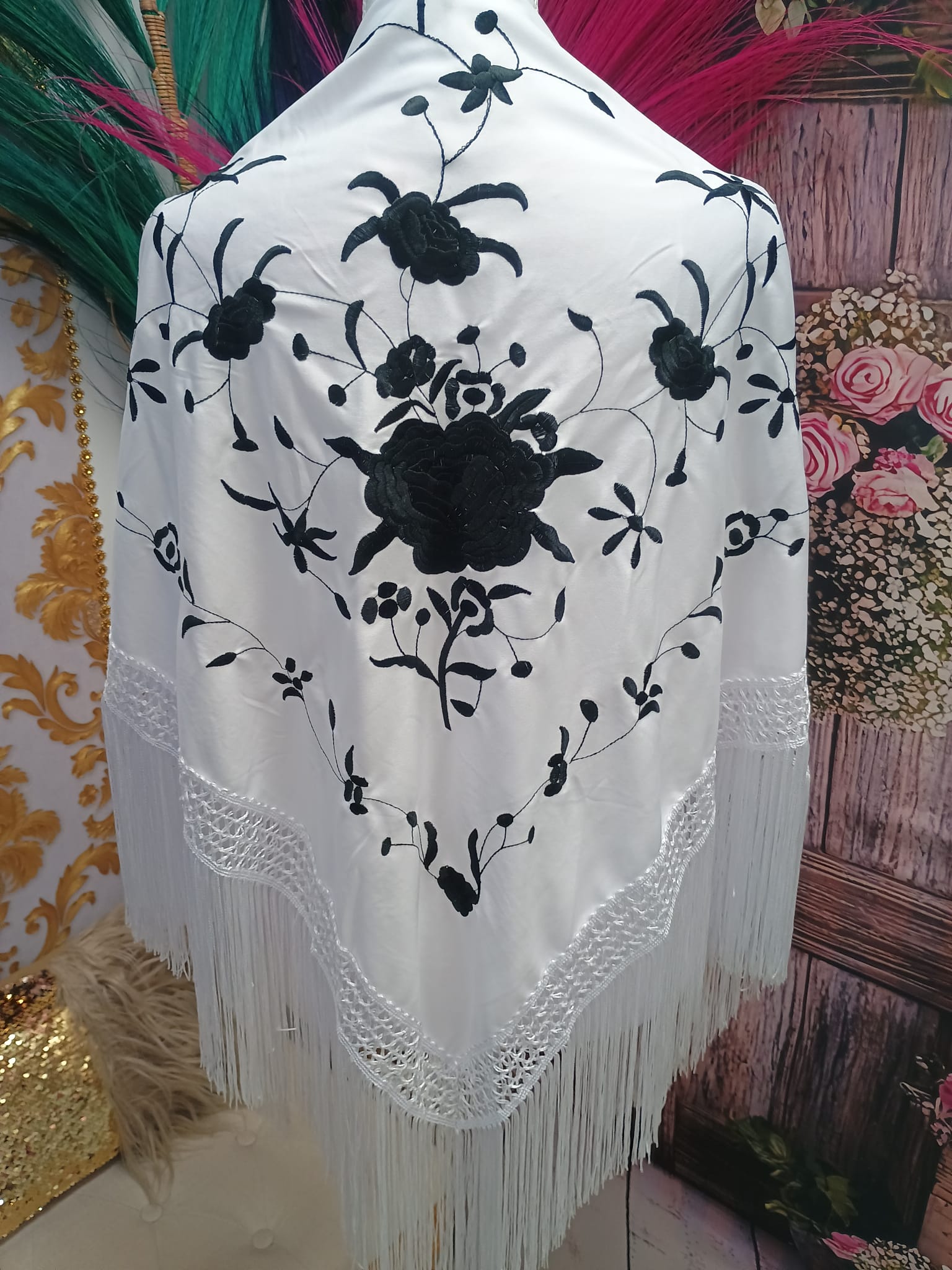 MANTON BORDADO BLANCO CON FLOR NEGRA
