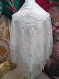 MANTON BORDADO BLANCO CON FLOR AL TONO