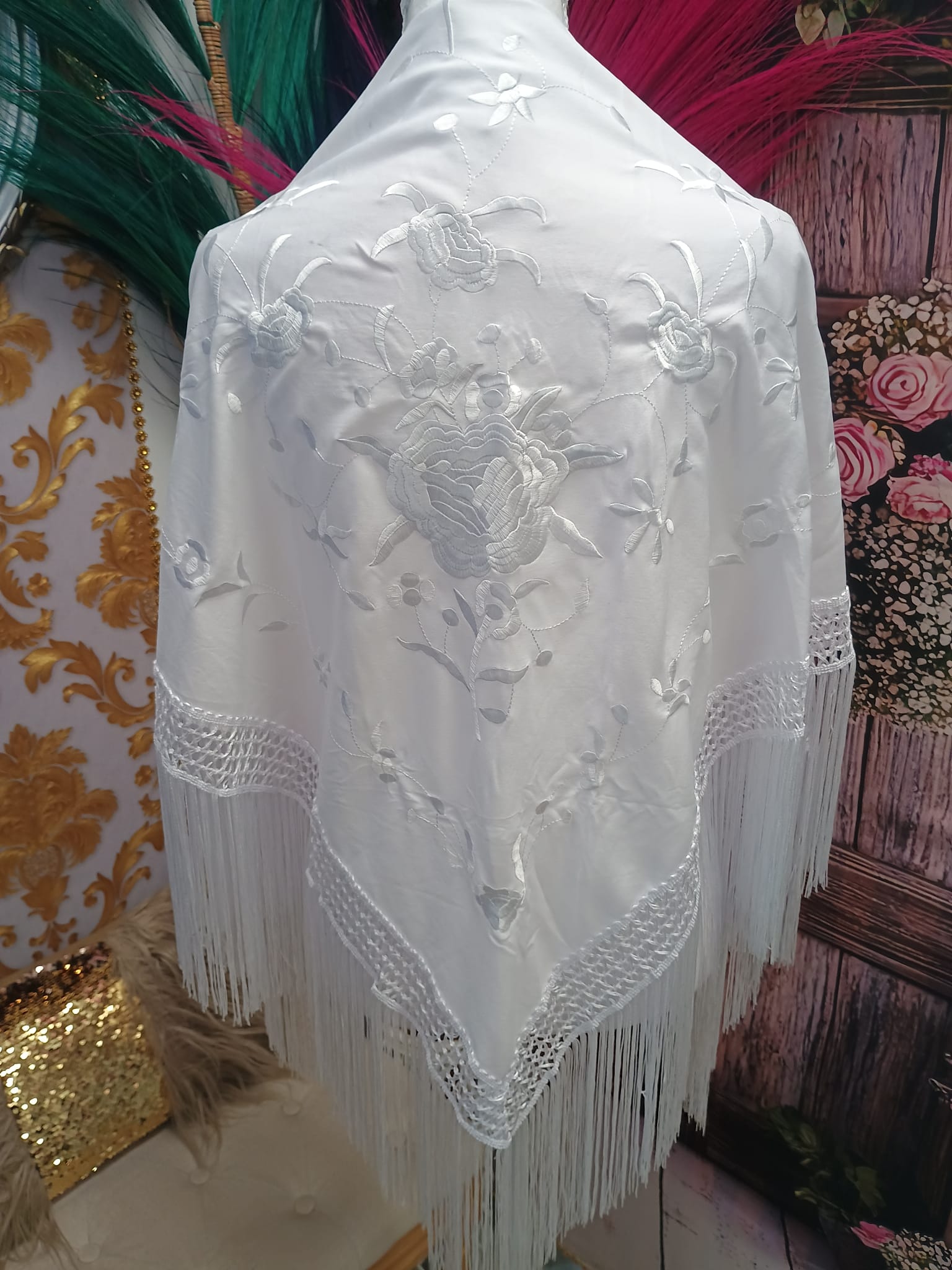 MANTON BORDADO BLANCO CON FLOR AL TONO