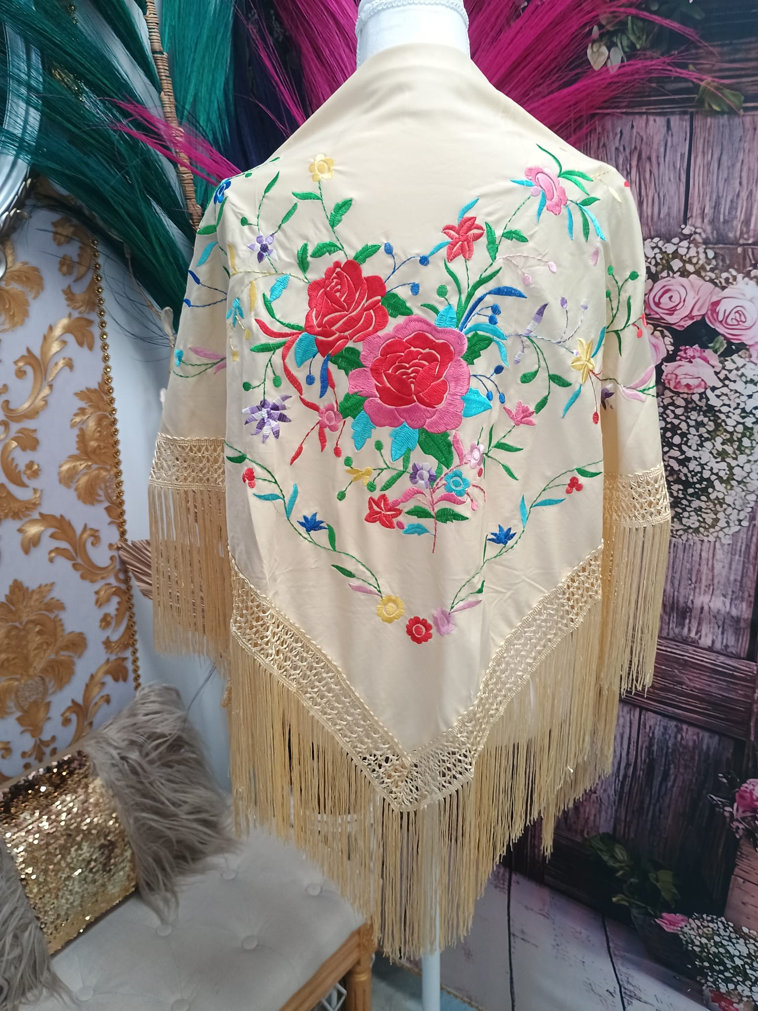 MANTON BORDADO TOSTADO CON FLORES DE COLORES