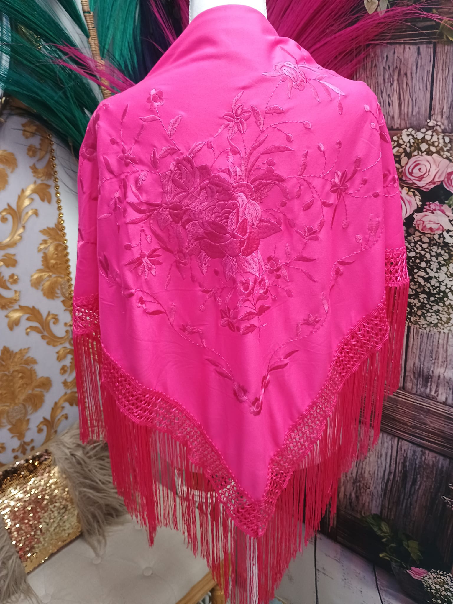 MANTON BORDADO FUCSIA CON FLOR AL TONO