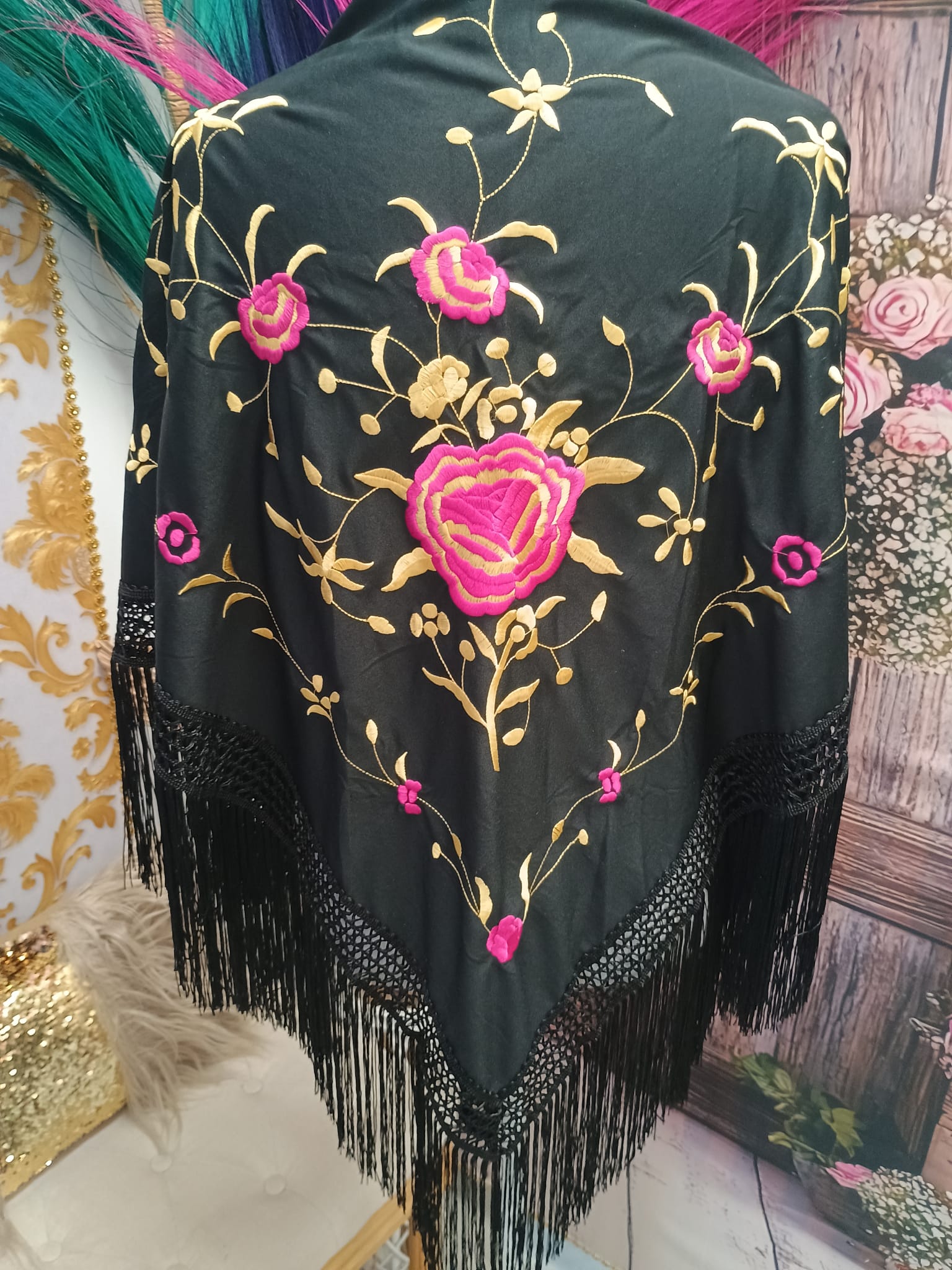 MANTON BORDADO NEGRO CON FLOR BUGANVILLA Y ORO