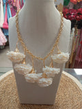 COLLAR CLAVELES COLOR BEIGE