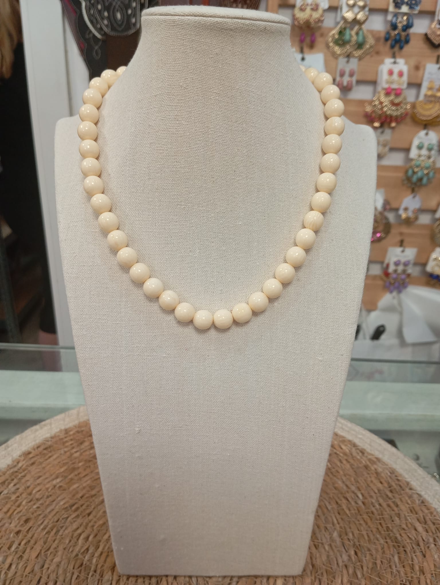 COLLAR BOLAS COLOR BEIGE