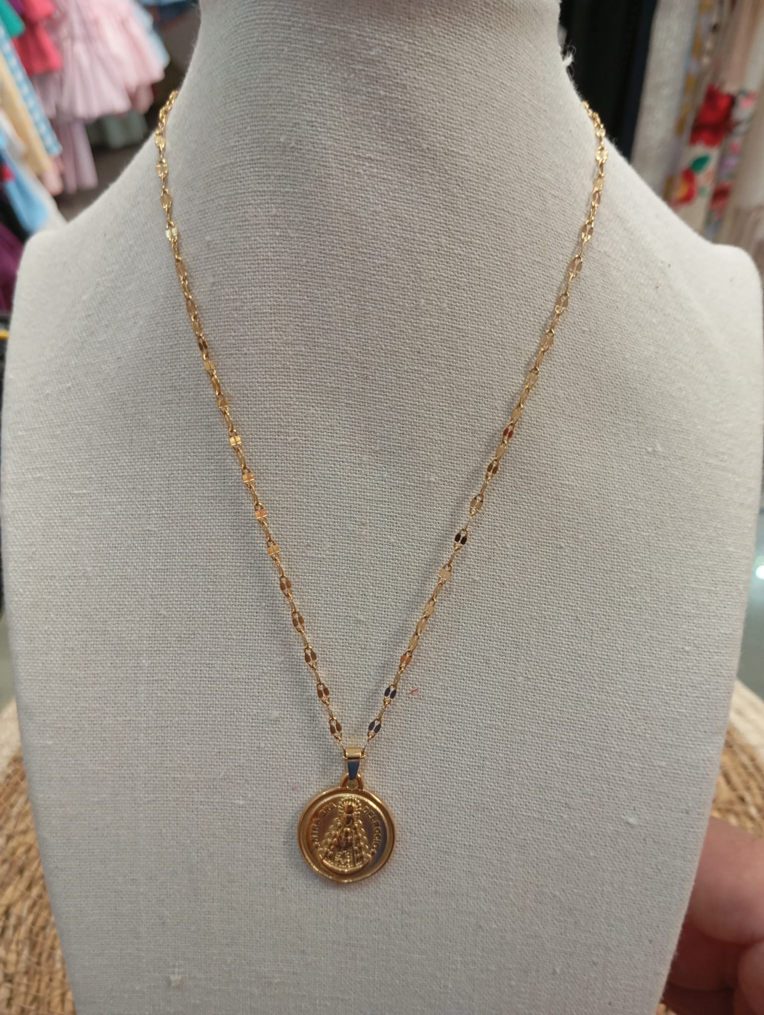 MEDALLA VIRGEN DEL ROCIO CON CADENA EN ACERO