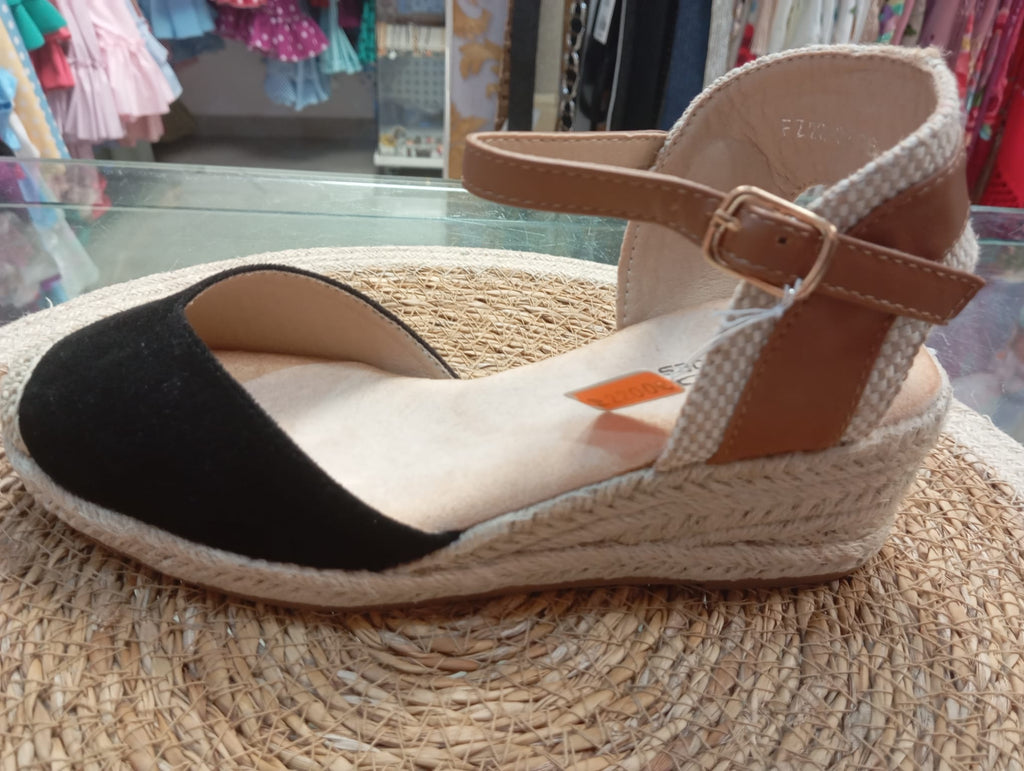 ZAPATILLA ESPARTO COLOR NEGRA CON DETALLAS MARRON