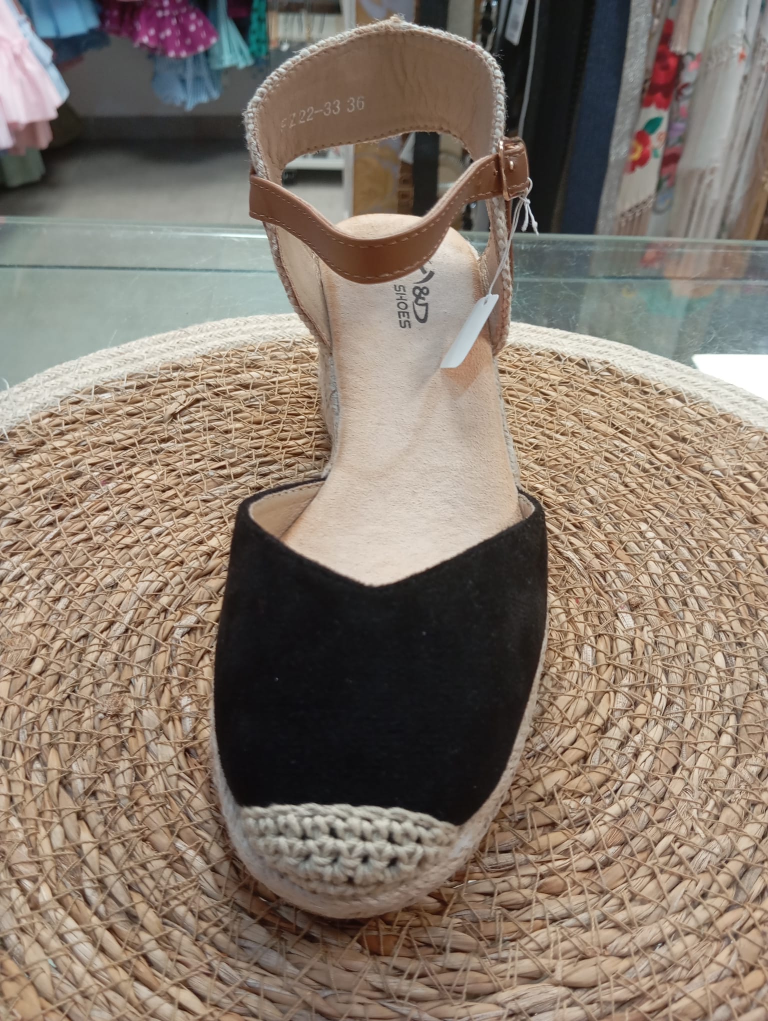 ZAPATILLA ESPARTO COLOR NEGRA CON DETALLAS MARRON