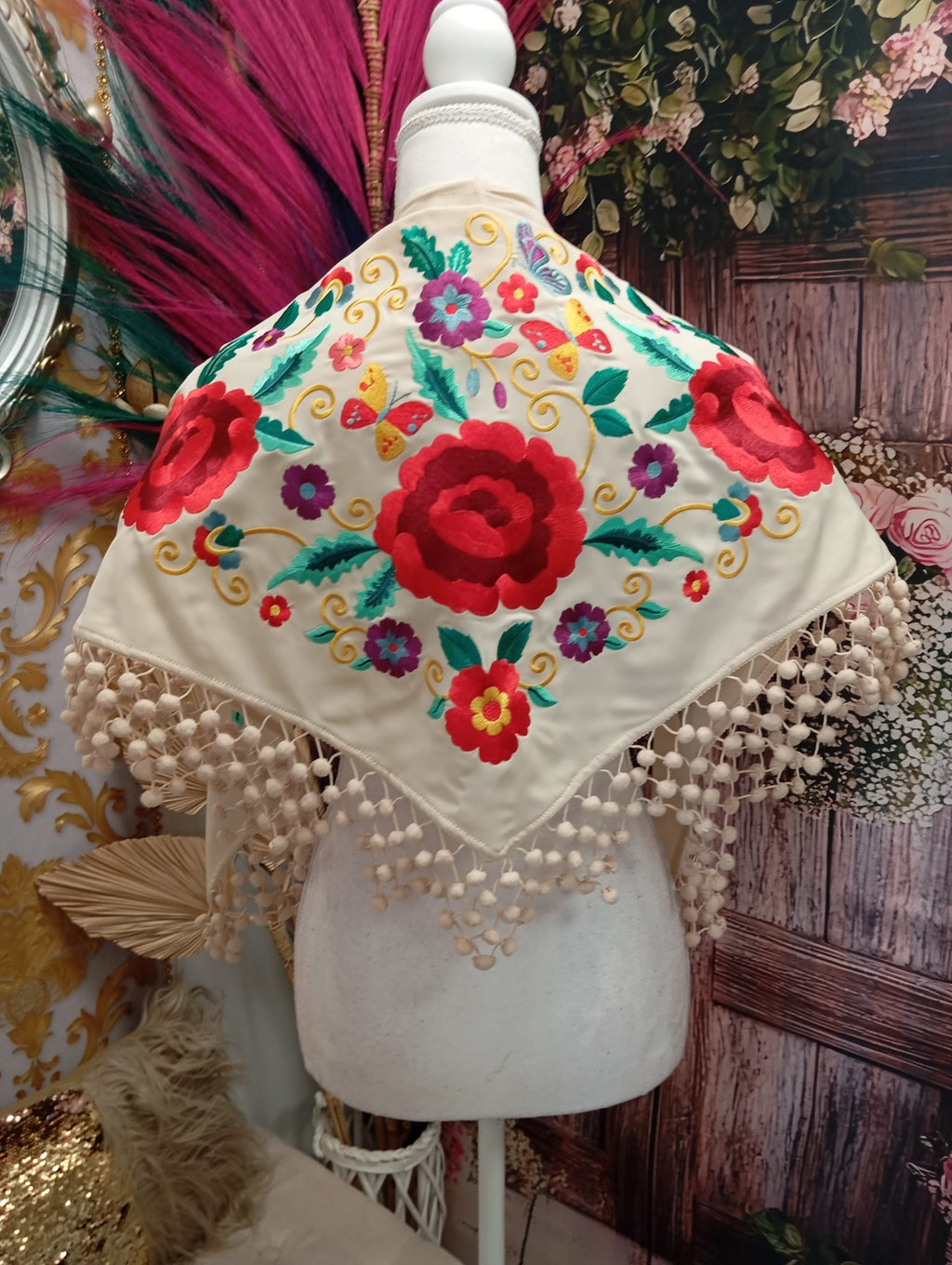 MANTON BEIGE BORDADO CON MADROÑOS