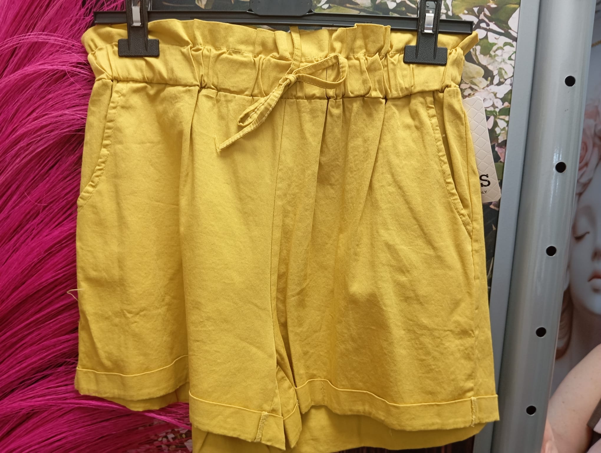 PANTALON CORTO CON BOLSILLOS