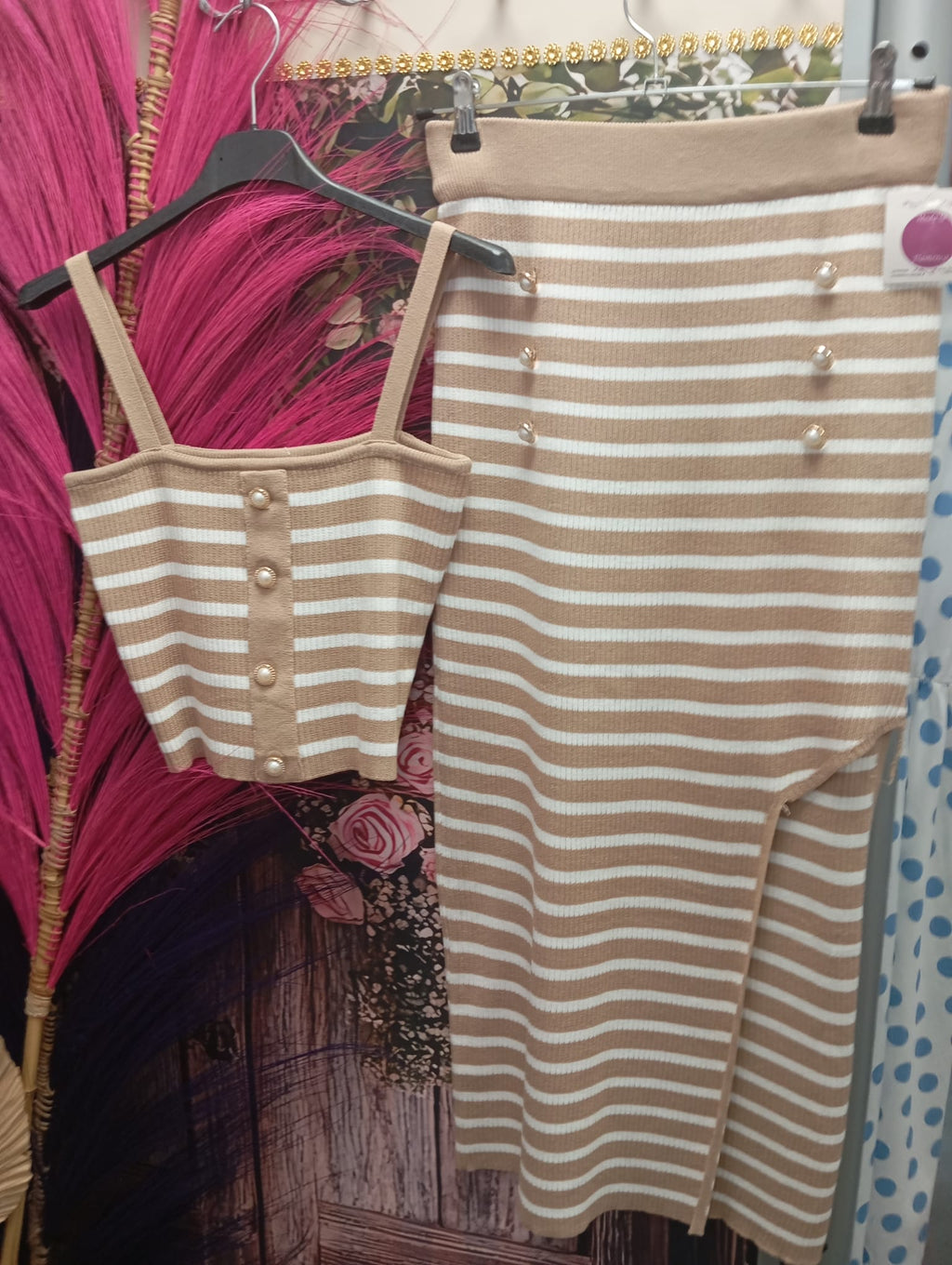 CONJUNTO DE TOP Y FALDA LARGA BEIGE/BLANCO