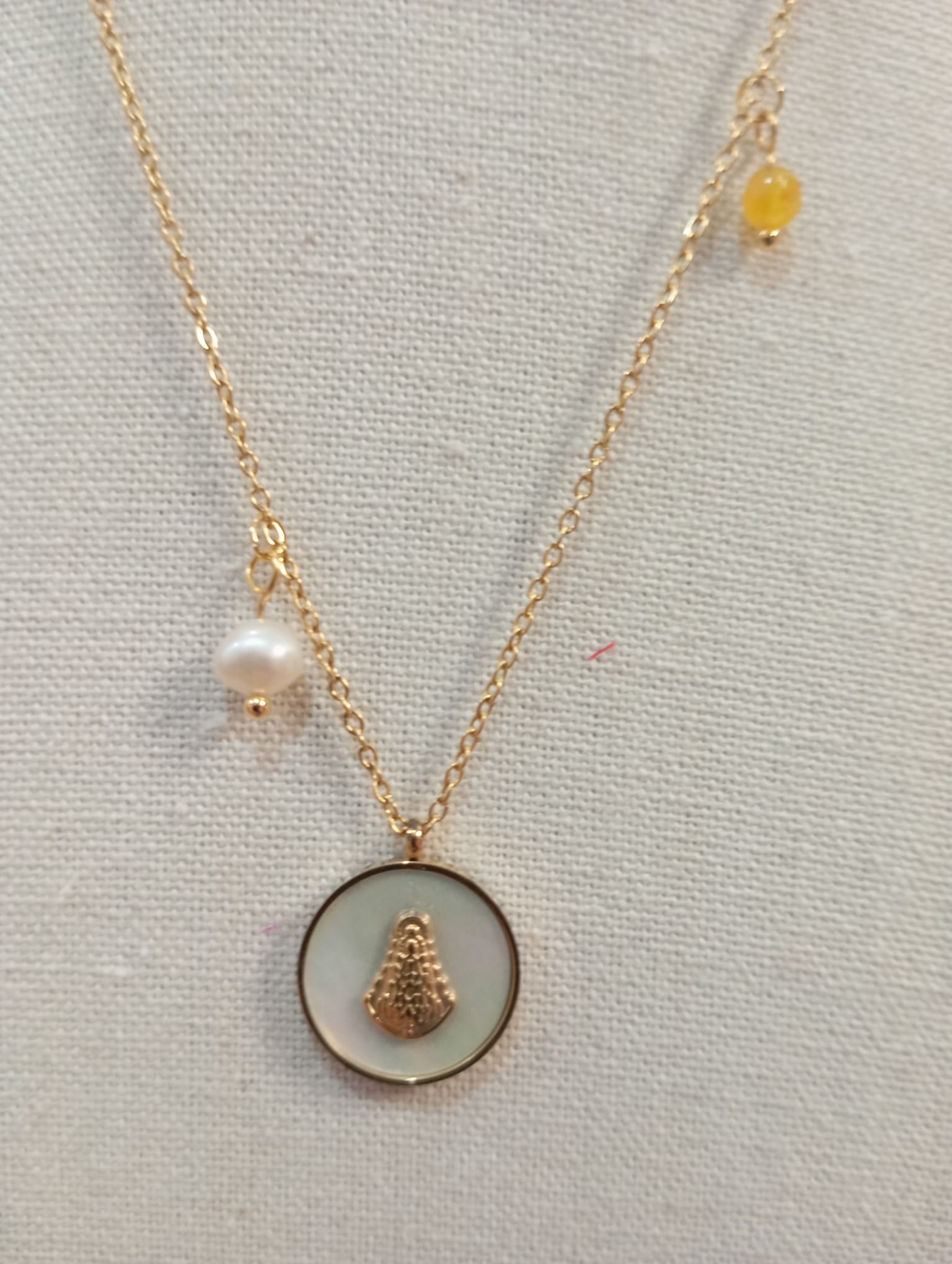 MEDALLA VIRGEN DEL ROCIO CON CADENA EN NACAR Y ACERO