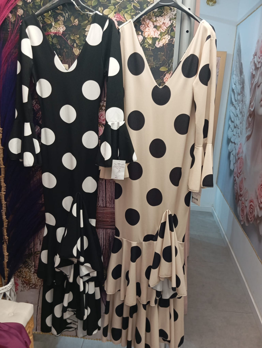 VESTIDO DE FLAMENCA BEIGE CON LUNAR DE GALLETA NEGRO