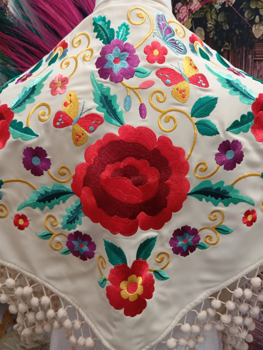 MANTON BEIGE BORDADO CON MADROÑOS