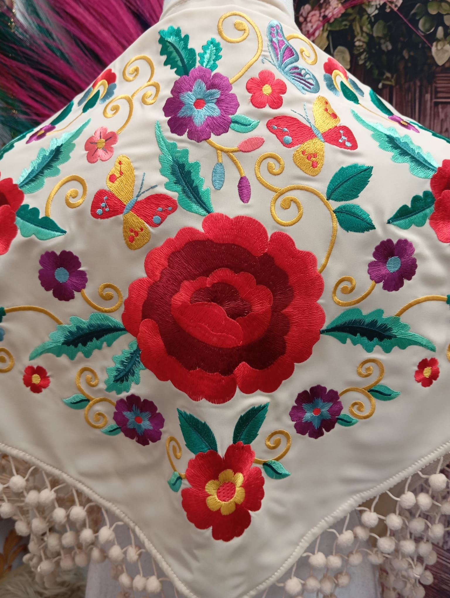 MANTON BEIGE BORDADO CON MADROÑOS