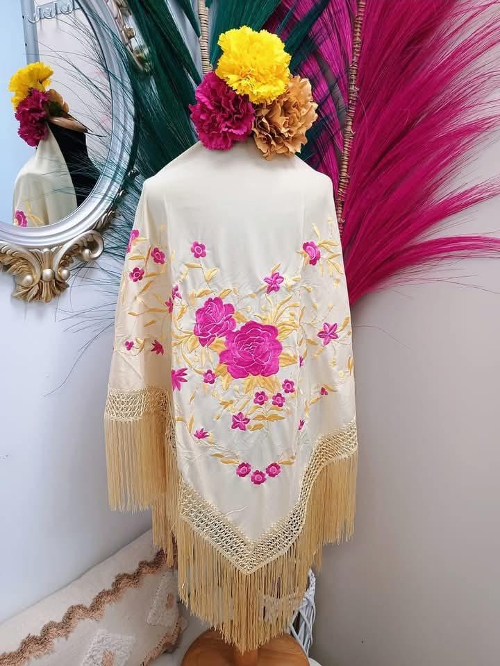 MANTON BORDADO BEIGE CON FLORES ORO/BUGANVILLA