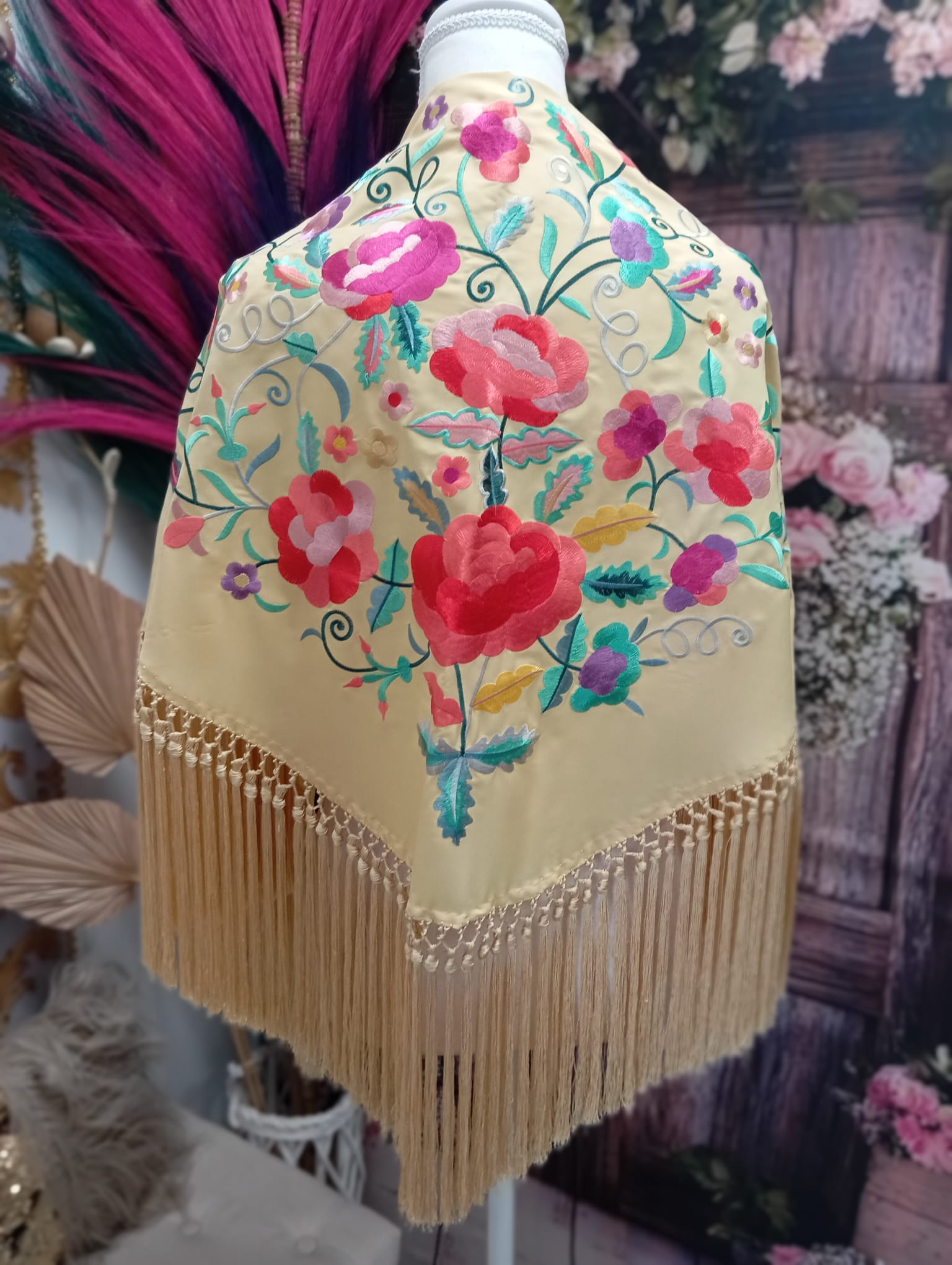 MANTON BORDADO COLOR VAINILLA