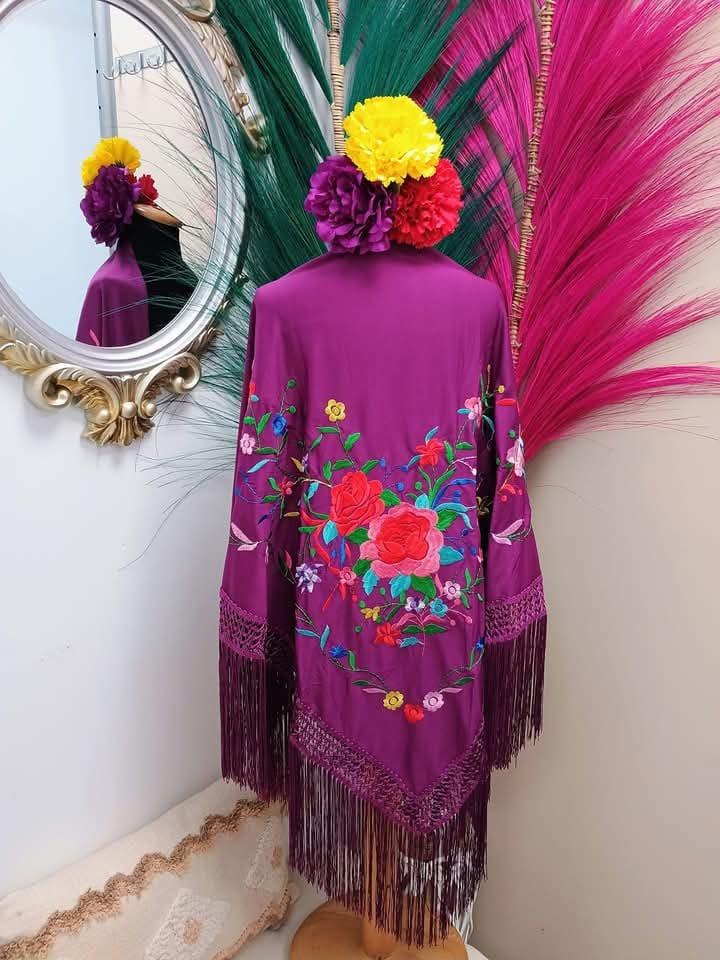 MANTON BORDADO MORADO CON FLORES DE COLORES