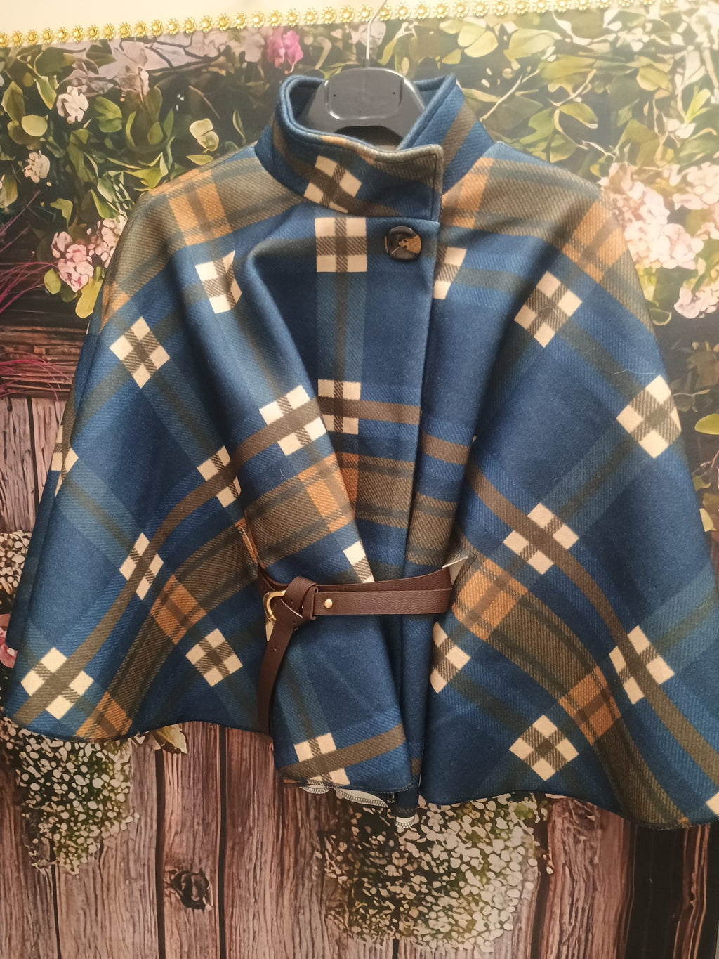PONCHO DE CUADROS CON CINTURON