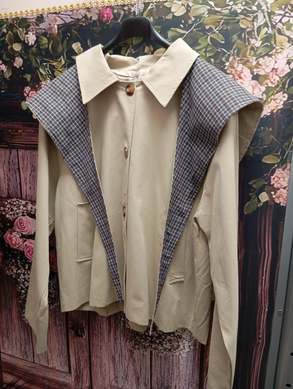 CHAQUETA CON CAPA