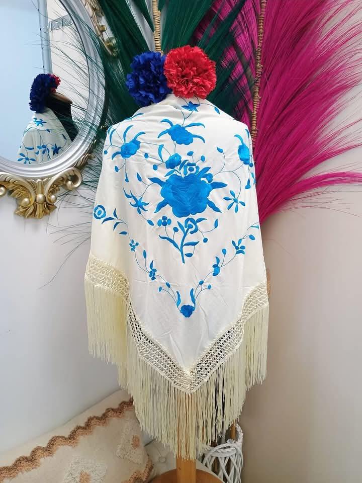 MANTON BORDADO BEIGE FLOR TURQUESA