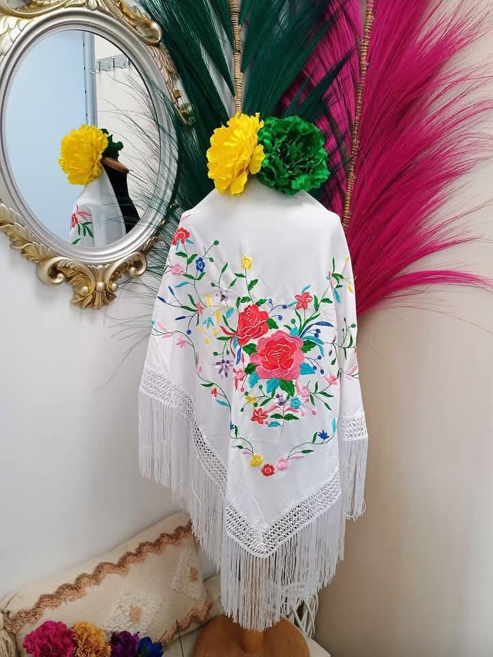 MANTON BORDADO BLANCO FLORES COLORES