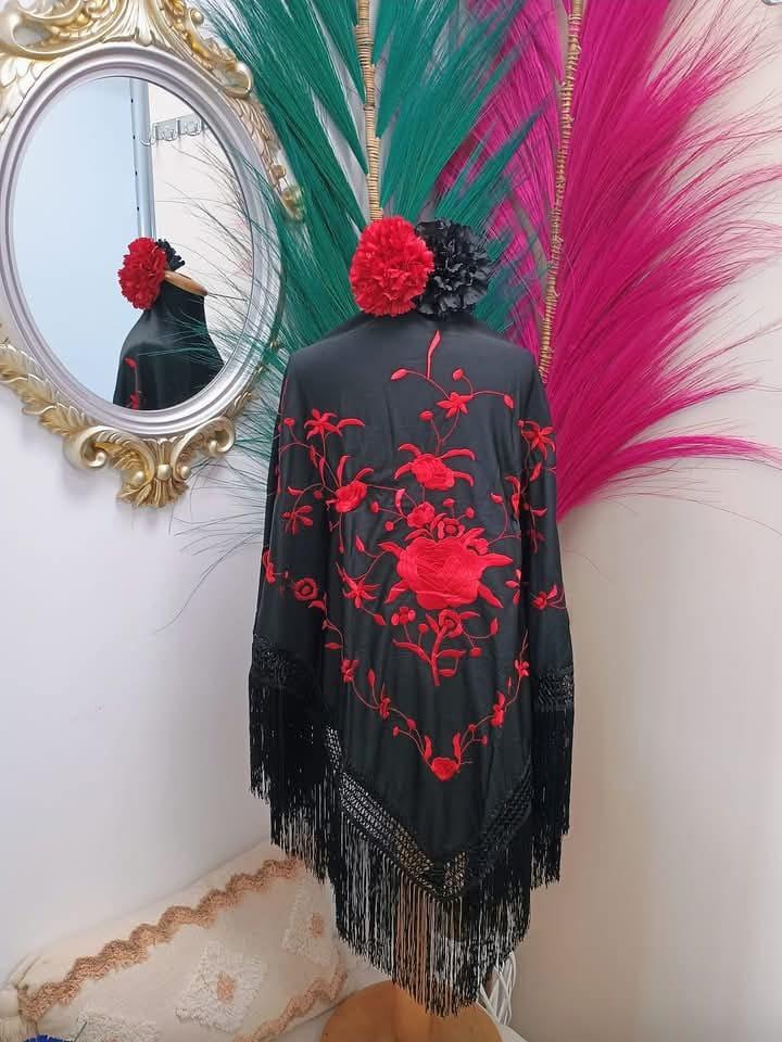 MANTON BORDADO NEGRO FLOR ROJA