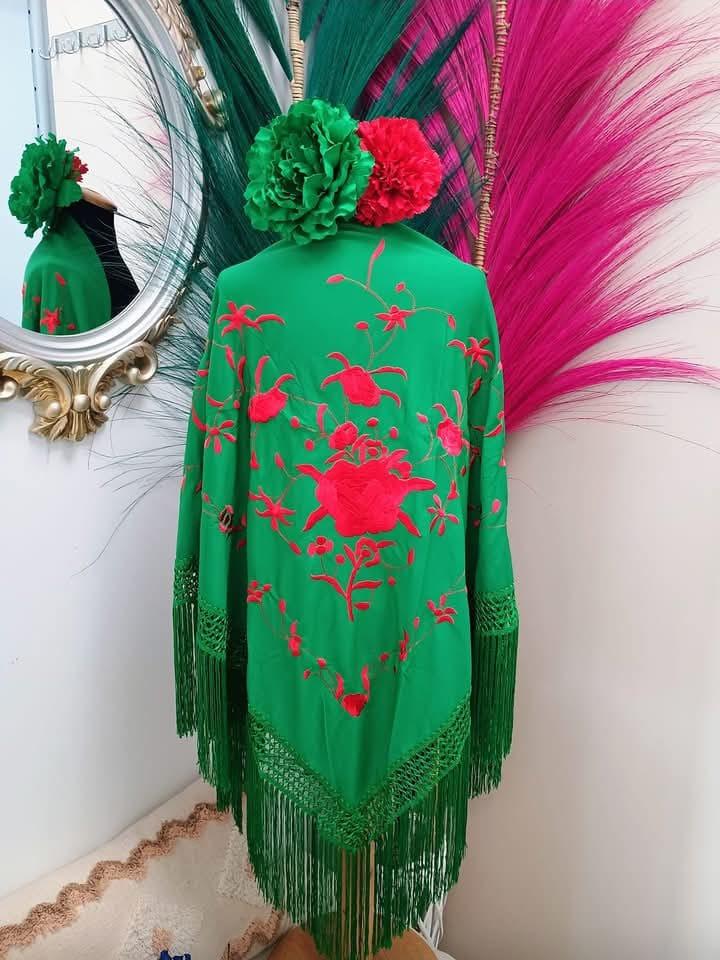 MANTON BORDADO VERDE FLOR ROJA