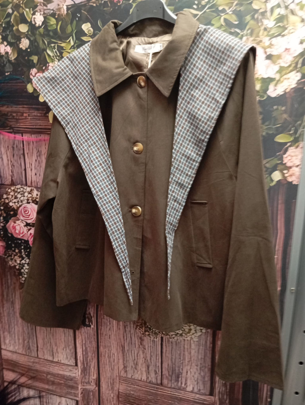 CHAQUETA CON CAPA
